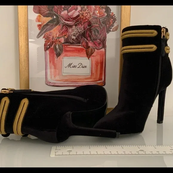 Nine West Pointy Toe Victorian Style Booties Suede Ankle Boots Size 5.5M - Picture 7 of 7